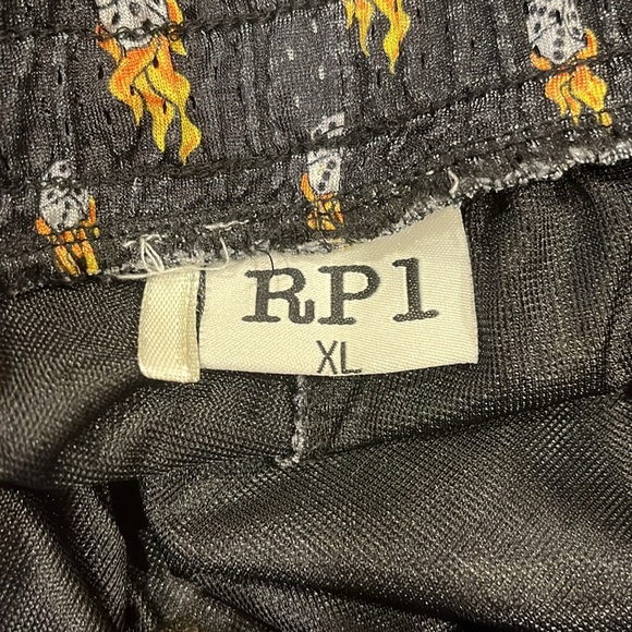 RPI flaming dice-mesh lined shorts-with drawl string. Mens size XL - Picture 8 of 10